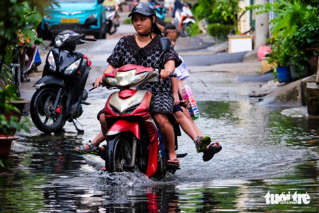 Hẻm ở quận Bình Tân lại ngập tới đầu gối, học sinh lội nước thối tan trường - Ảnh 8.