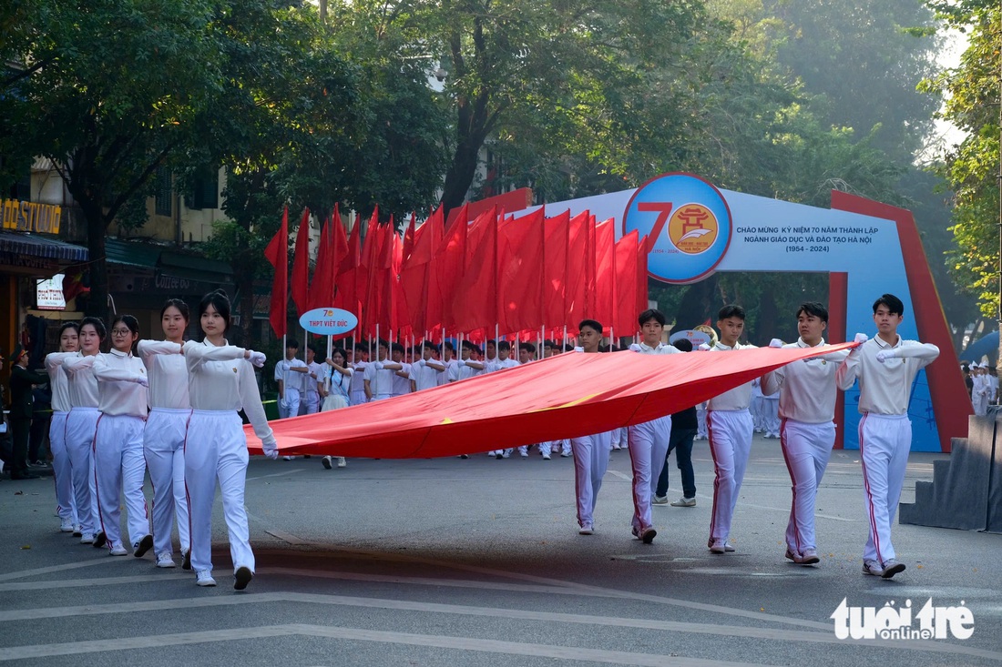 Hàng ngàn học sinh Hà Nội tinh khôi trong 'Hành khúc học sinh thủ đô' - Ảnh 6.