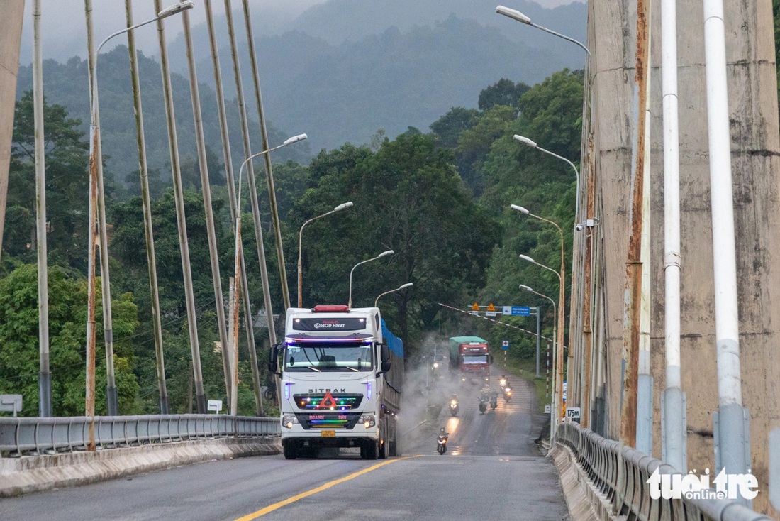 Cầu huyết mạch trên đường Hồ Chí Minh rung lên bần bật mỗi khi xe tải chạy qua - Ảnh 2.