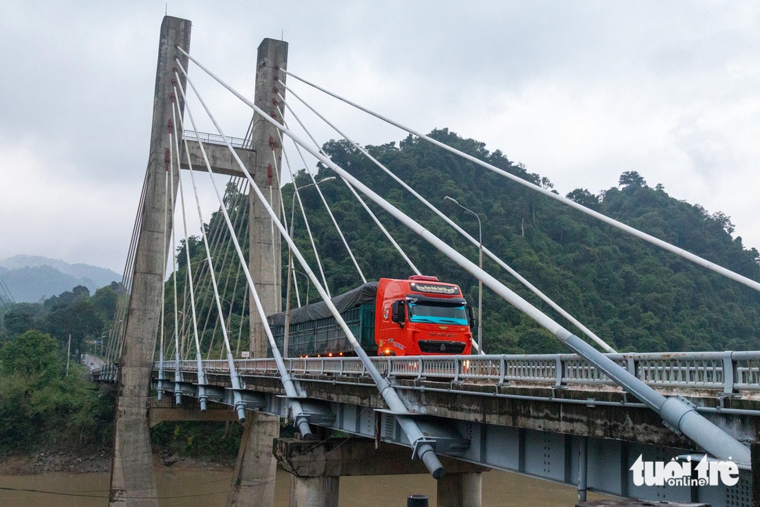 Cầu huyết mạch trên đường Hồ Chí Minh rung lên bần bật mỗi khi xe tải chạy qua - Ảnh 4.