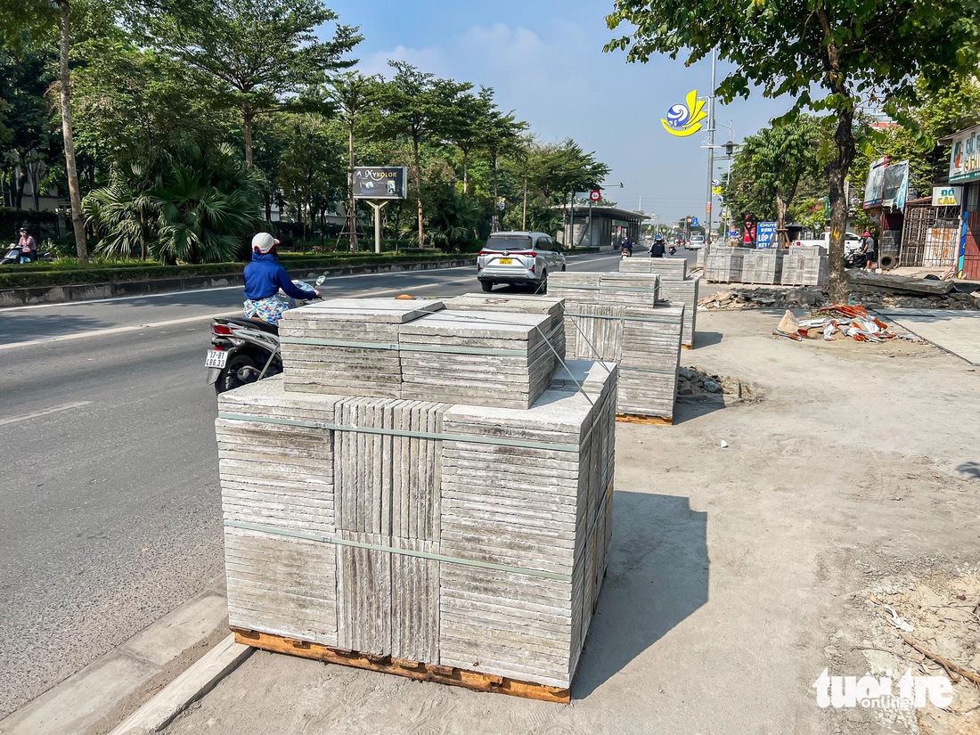 Cuối năm, vỉa hè ở Hà Nội bị xới tung để lát lại, nhiều điểm mới lát được 1 năm đã hư hỏng, nứt vỡ - Ảnh 1.