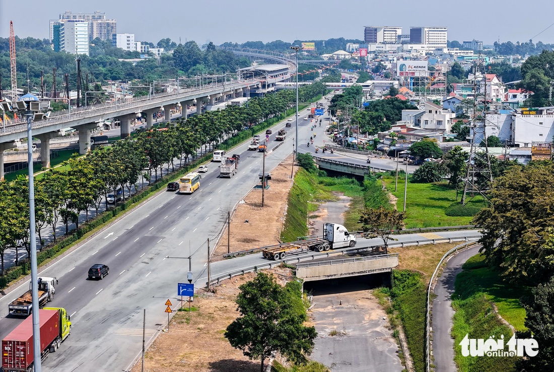 Hiện trạng hầm chui trạm 2 xa lộ Hà Nội chưa thể làm xong vì vướng mặt bằng - Ảnh 3.