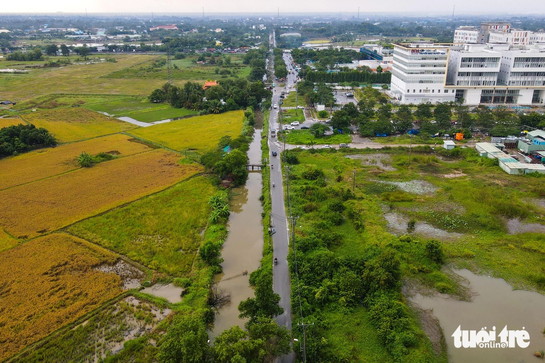 Đường vào Bệnh viện Nhi đồng, bệnh viện Truyền máu Huyết học ở Bình Chánh xuống cấp nặng - Ảnh 1.