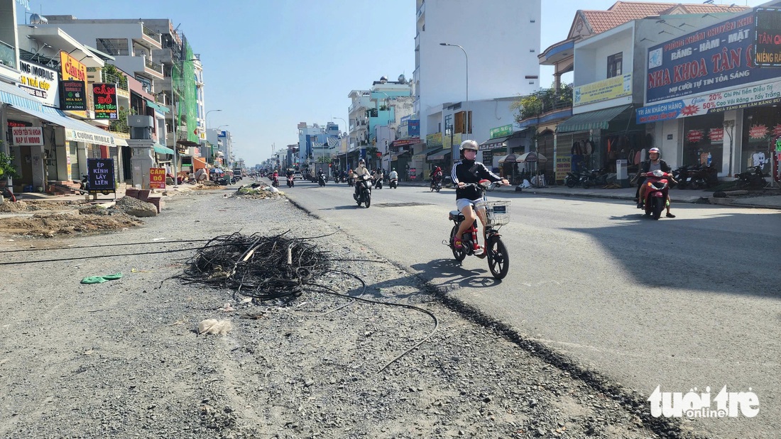 Hàng chục trụ điện 'mọc' giữa đường được thu hồi, đường Tân Kỳ Tân Quý thông thoáng - Ảnh 5.