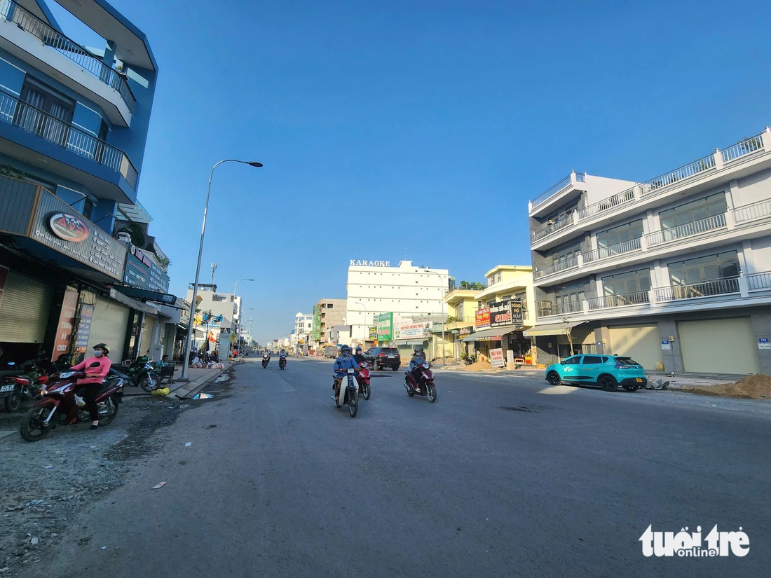 Hàng chục trụ điện 'mọc' giữa đường đã được thu hồi, đường Tân Kỳ Tân Quý thông thoáng - Ảnh 6.