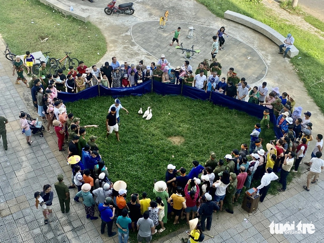 Người lớn, trẻ con cười nắc nẻ trong ‘Ngày hội Đại đoàn kết toàn dân tộc’ - Ảnh 2.