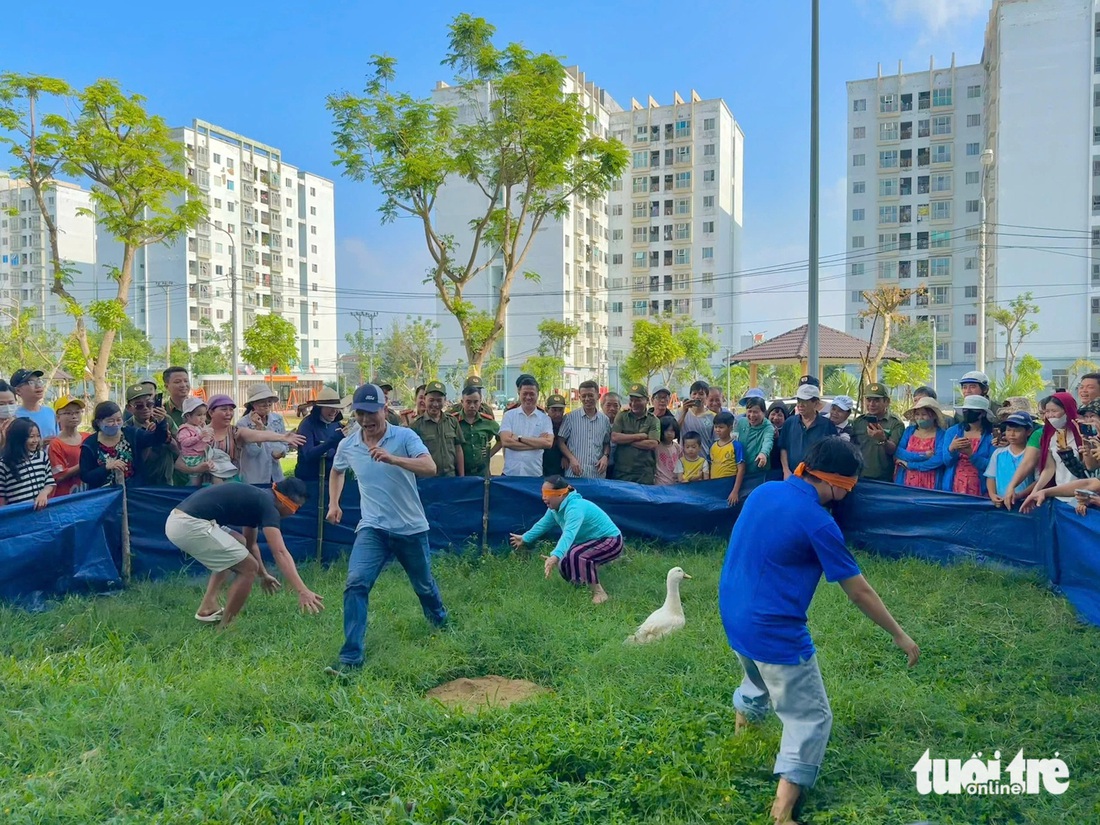 Người lớn, trẻ con cười nắc nẻ trong ‘Ngày hội Đại đoàn kết toàn dân tộc’ - Ảnh 5.