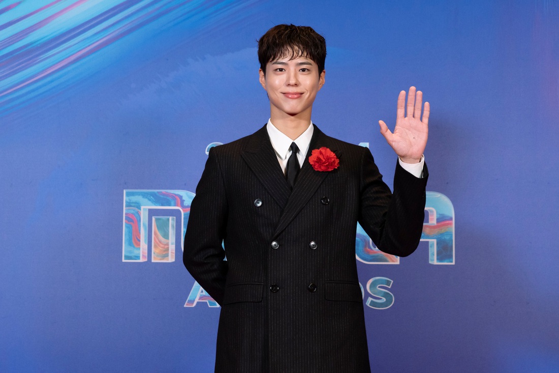 Park Bo Gum, RIIZE cùng loạt sao Hàn đổ bộ thảm đỏ MAMA 2024 ở Mỹ - Ảnh 2.