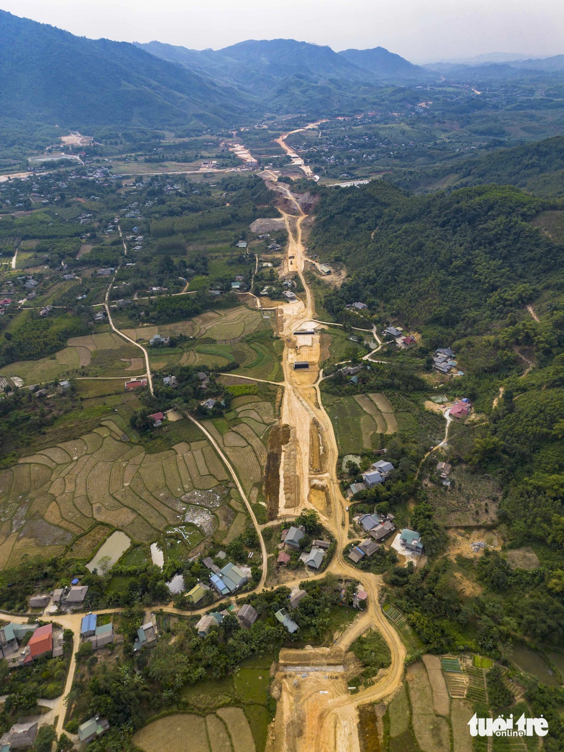 Nổ mìn, xẻ núi làm đường cao tốc tới Hà Giang - Ảnh 13.