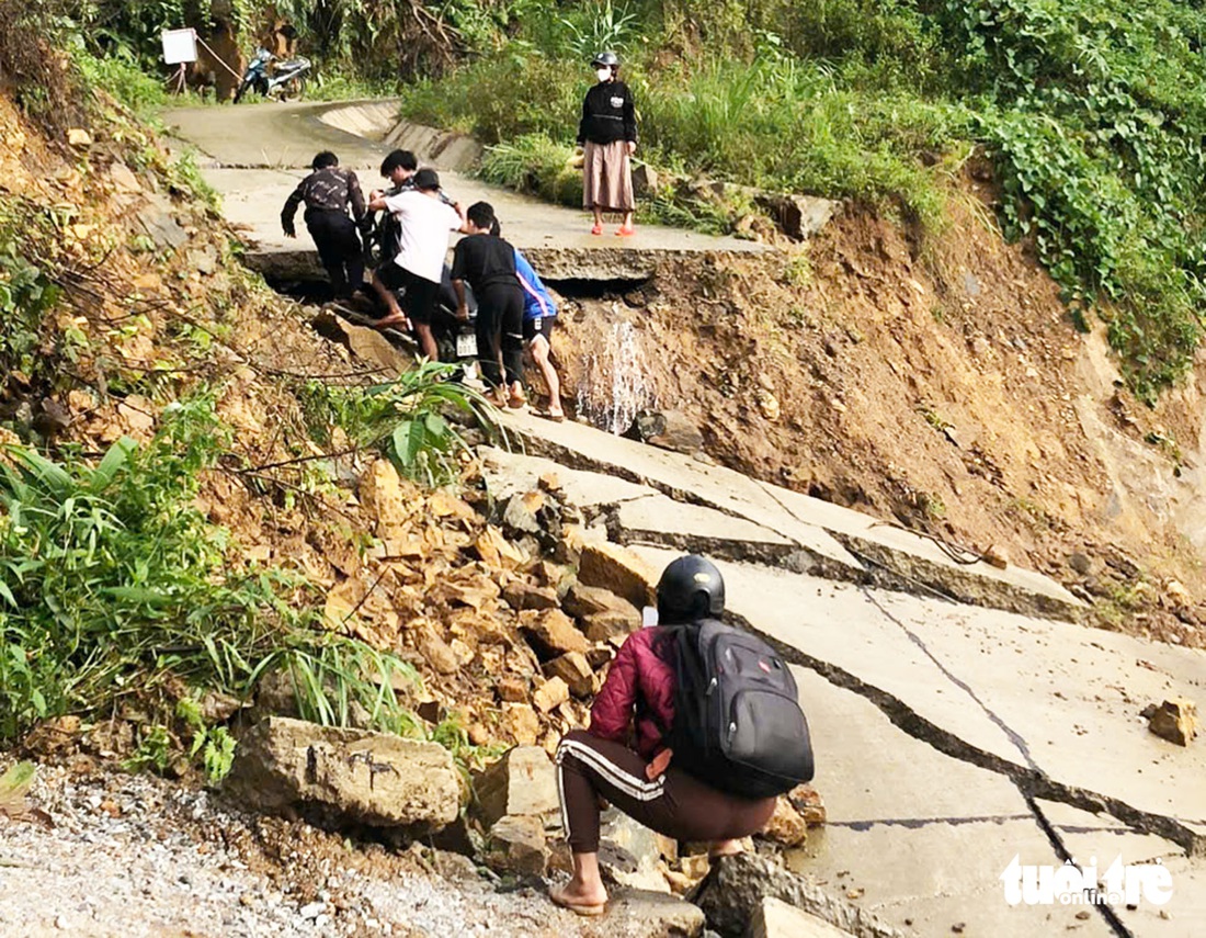 Nhói lòng đường vùng cao bị sạt lở, vỡ vụn từng mảng như bánh tráng - Ảnh 3.