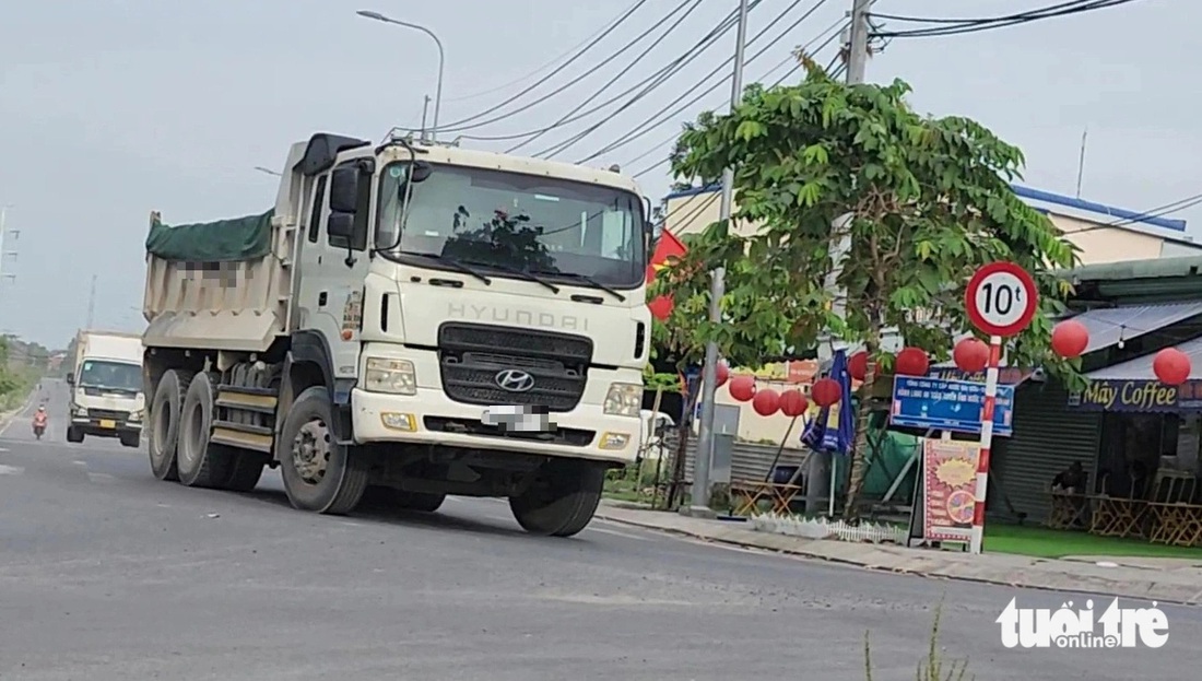 Sau phản ánh của Tuổi Trẻ, xe ben vẫn chạy đường cấm ở Củ Chi, Bình Thạnh, Hóc Môn - Ảnh 10.