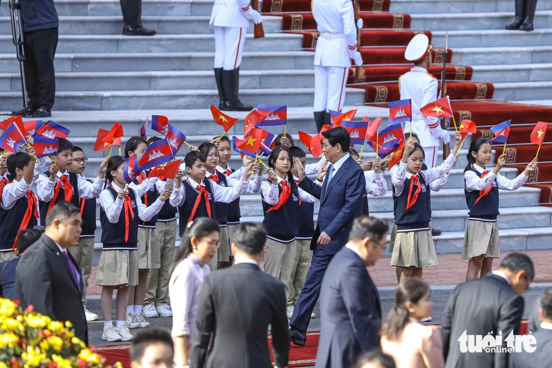 Lễ đón cấp nhà nước Quốc vương Campuchia tại Phủ Chủ tịch - Ảnh 3.