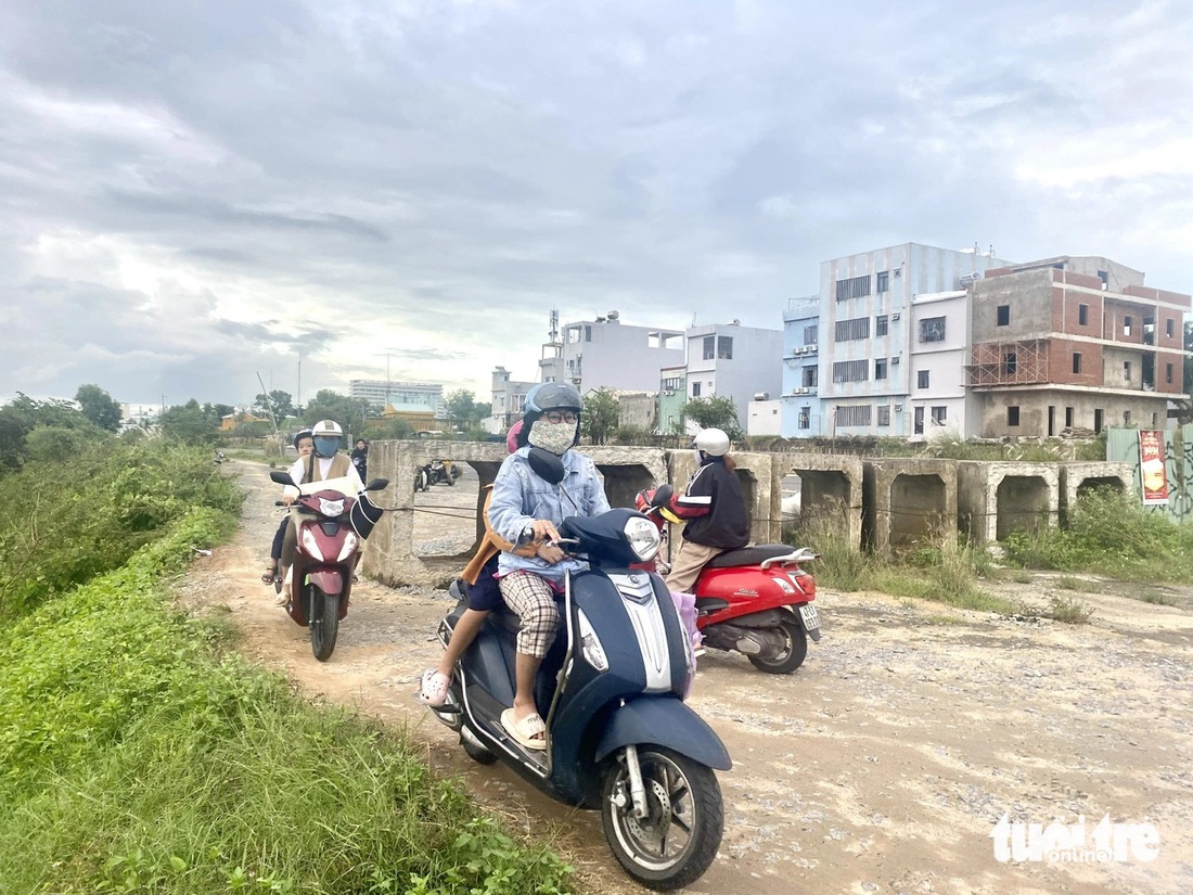 Người xe chen nhau 'xé rào' trên đường chờ mãi chưa thông ở Đà Nẵng - Ảnh 2.