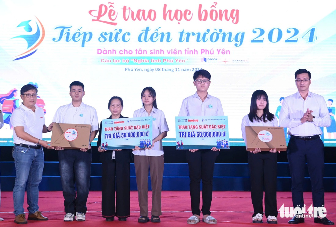 Cha mẹ bỏ em trước cổng chùa, là ‘chị cả’ 50 trẻ mồ côi: Được tiếp sức đến trường, cả đêm không ngủ! - Ảnh 6.