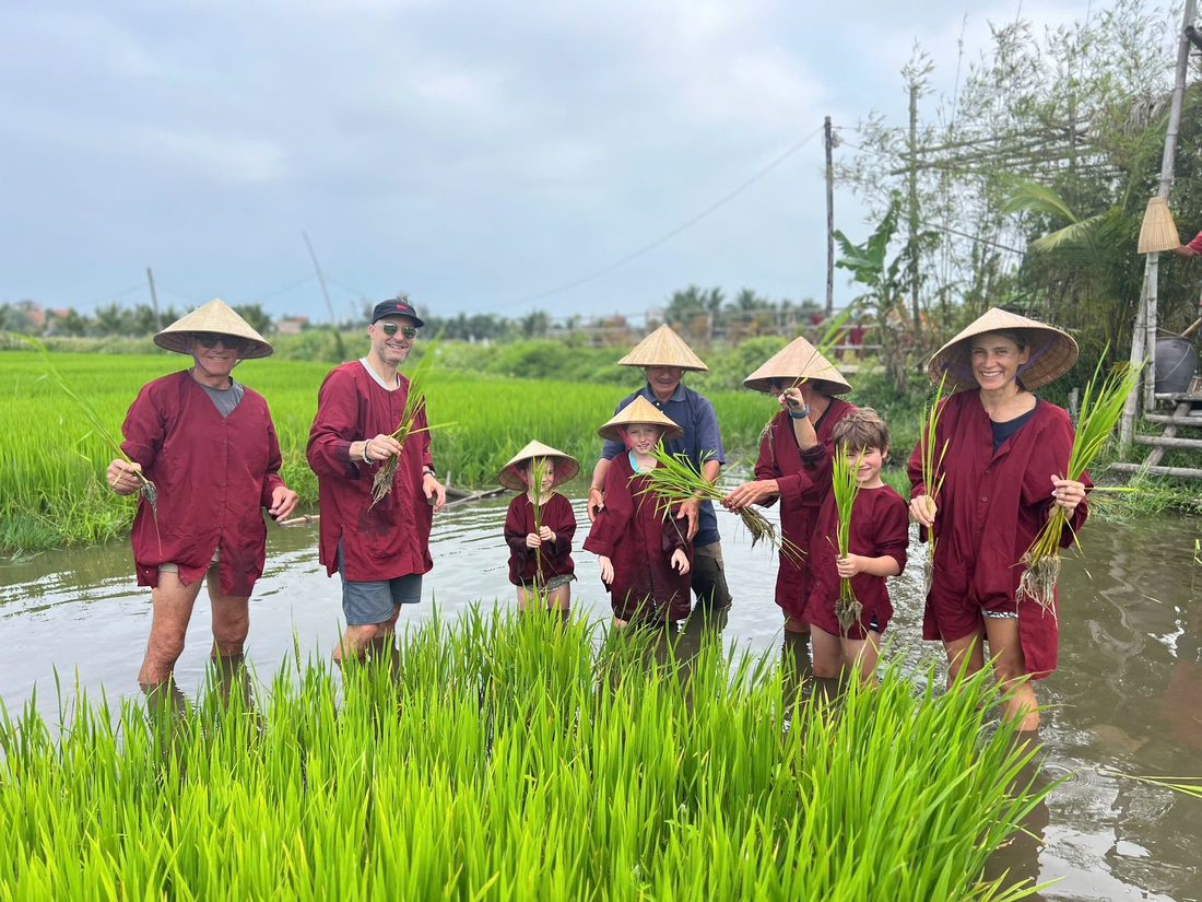 Kỳ diệu du lịch nông nghiệp: Trâu xịt nước hoa, dân ra sông đánh cá phục vụ khách - Ảnh 2.