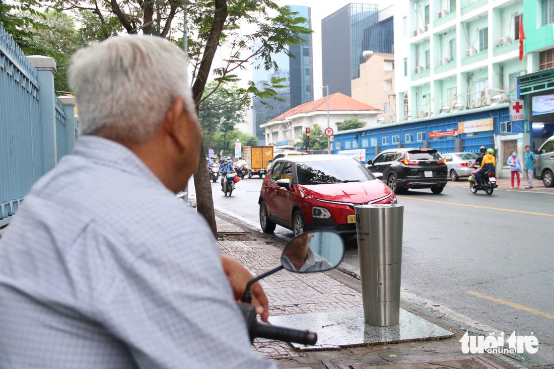 Người dân TP.HCM mát lòng với trụ nước uống tại vòi - Ảnh 3.