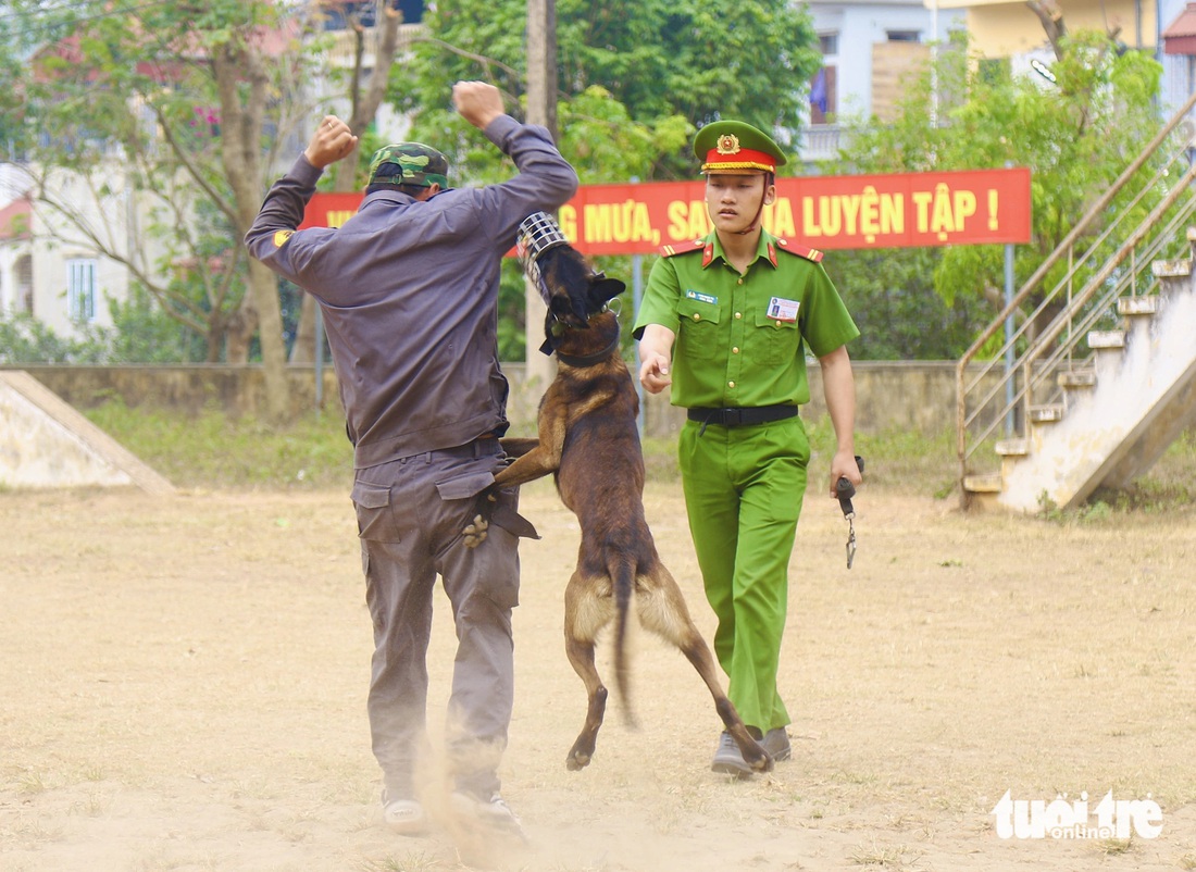 Tình bạn đặc biệt giữa sĩ quan cảnh sát và chú chó nghiệp vụ - Ảnh 1.