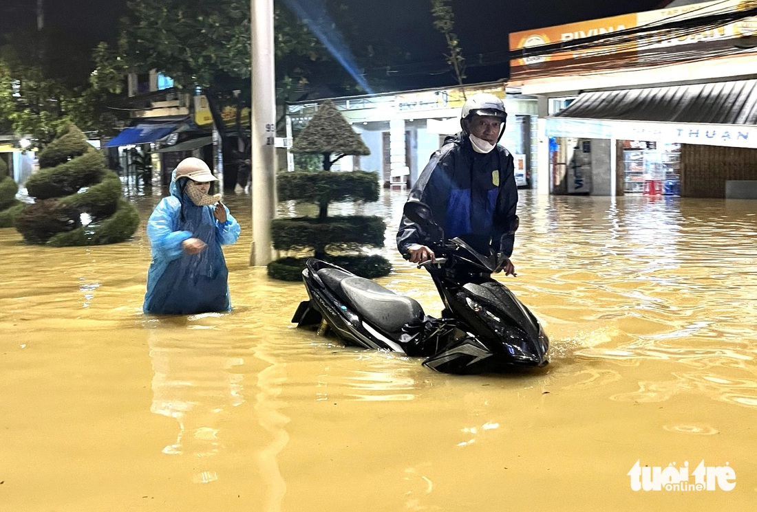 Nhiều hồ thủy lợi xả nước, hàng loạt khu vực ở Nha Trang ngập nặng trong đêm - Ảnh 1.