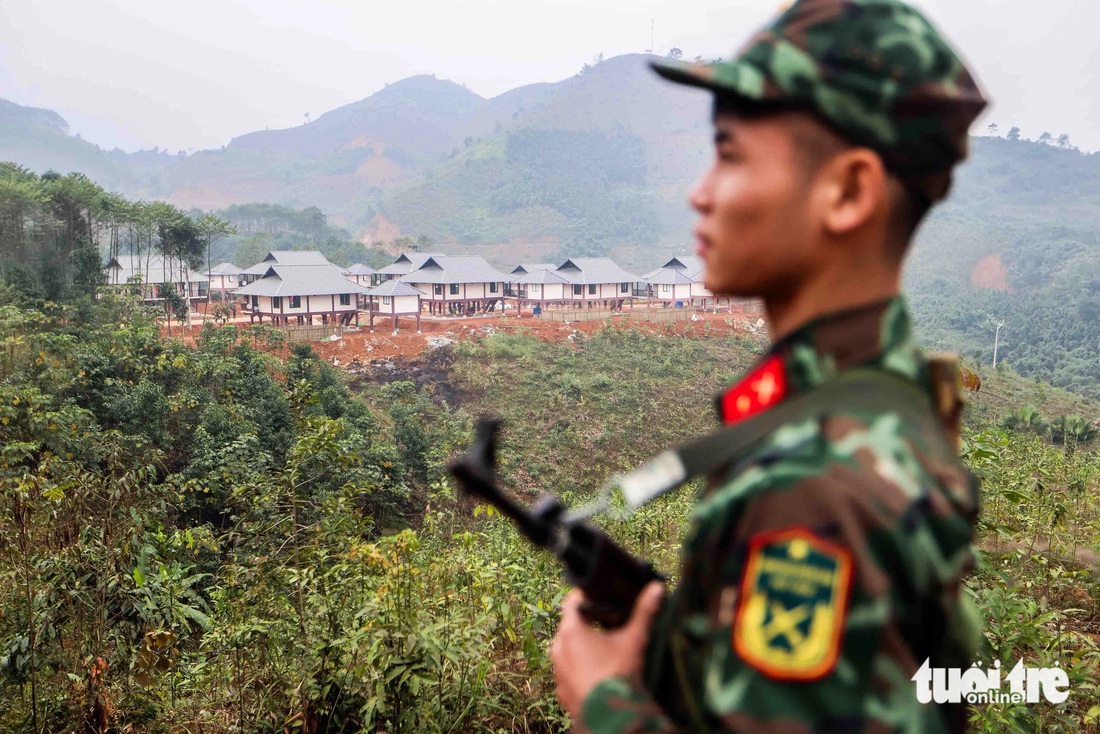 Người dân Làng Nủ cúng tổ tiên trước ngày khánh thành khu tái định cư: 'Ấm cúng và bớt hoang mang' - Ảnh 18.