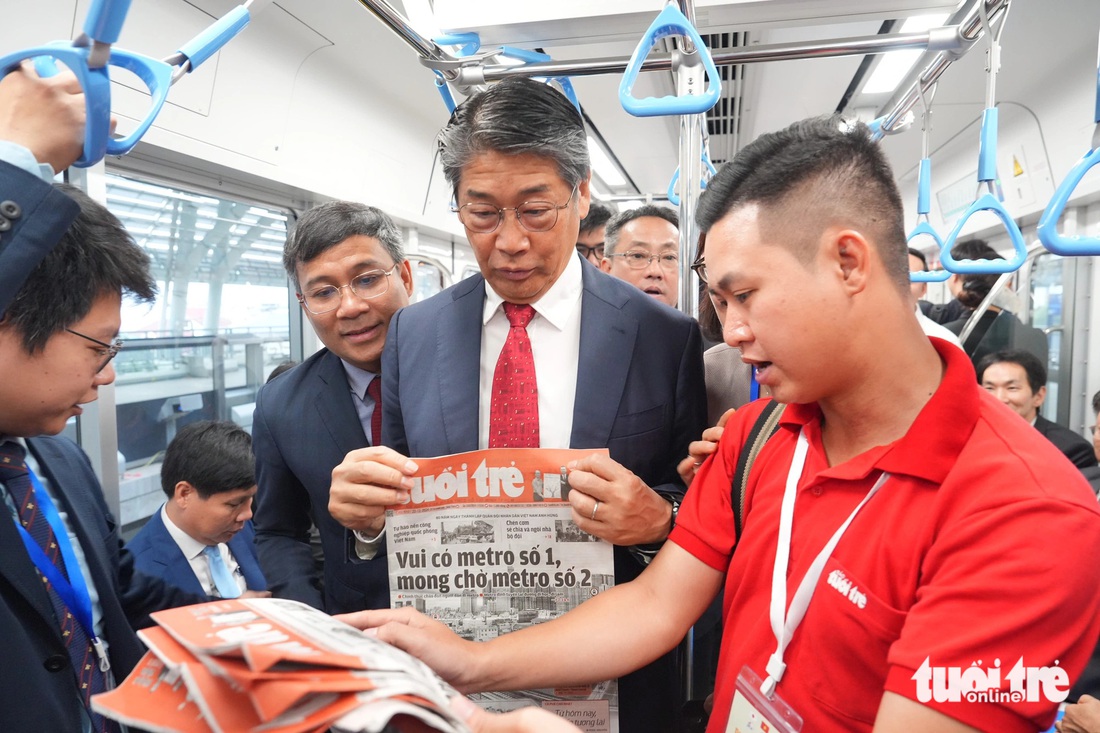 Lên tàu metro số 1, cùng đọc báo Tuổi Trẻ - Ảnh 5.