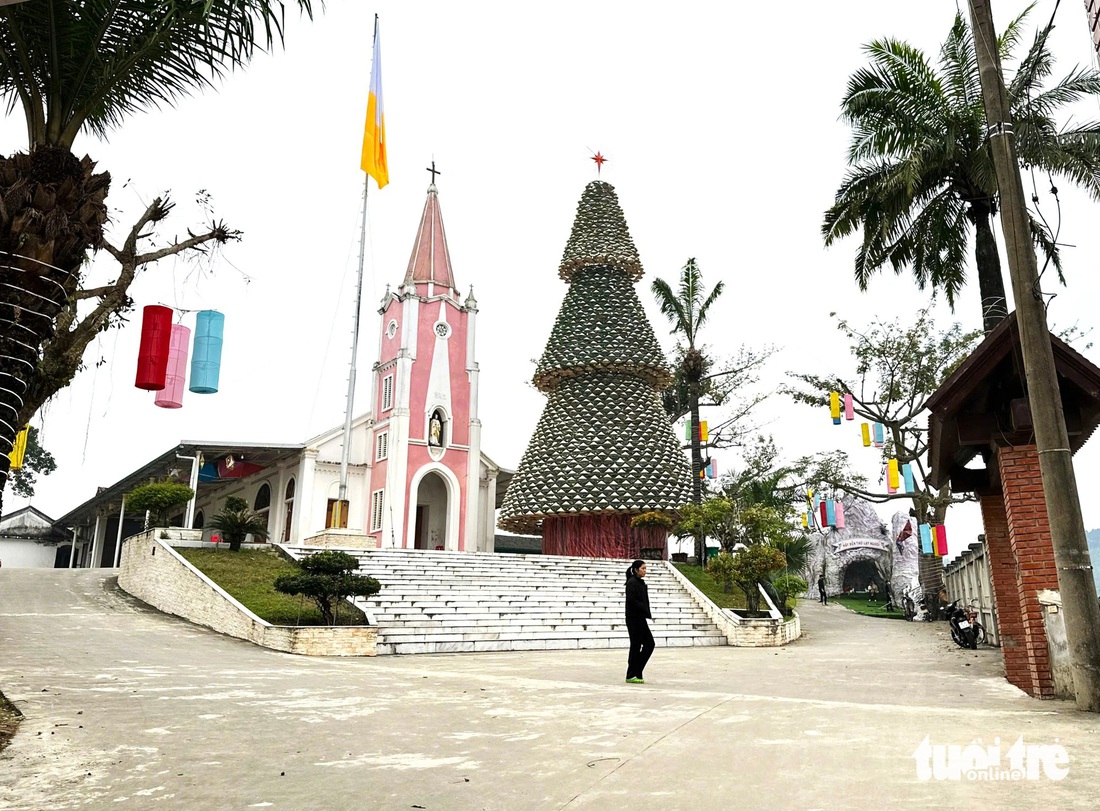 Cây thông Noel làm từ 2.400 nón lá sáng rực mùa Giáng sinh - Ảnh 1.