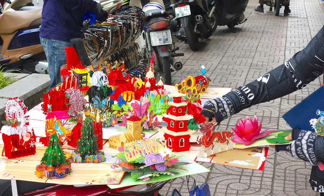 Người dân TP.HCM lên đồ check-in không gian Giáng sinh lung linh - Ảnh 9.