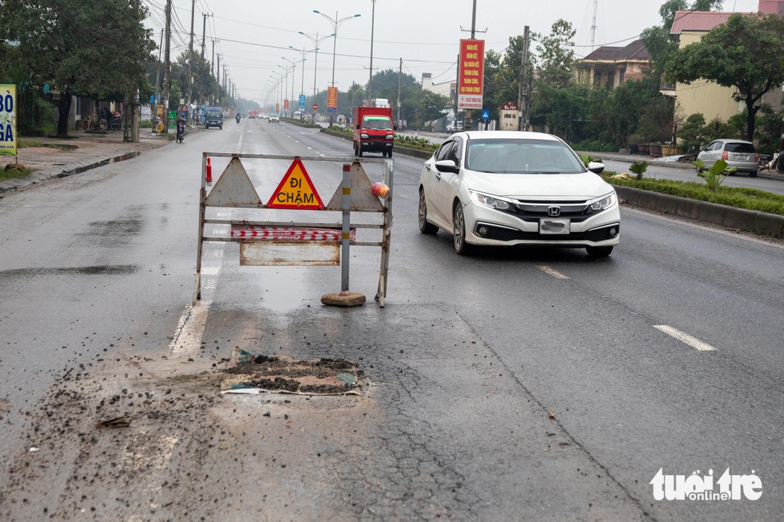 Quốc lộ 1 chi chít 'ổ gà', xe phải né lách, lấn làn rất nguy hiểm - Ảnh 4.