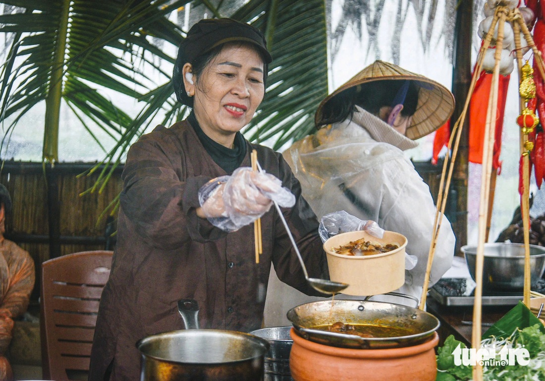 Du khách đội mưa, lội bùn cày ruộng ở Hội An - Ảnh 2.