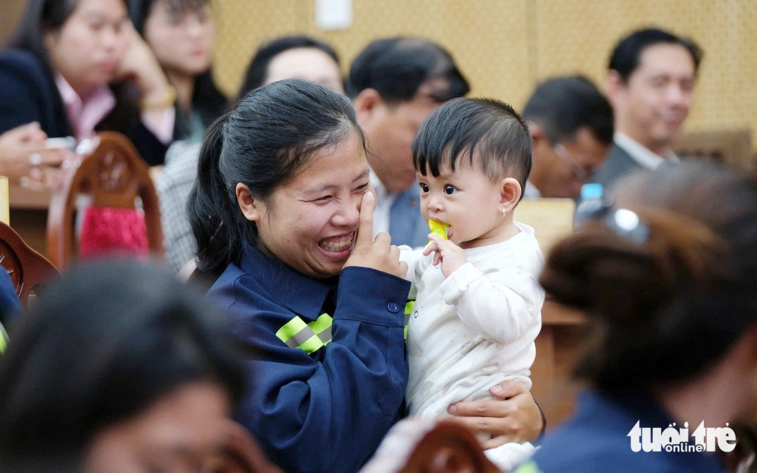 Xúc động nữ công nhân quét rác Đà Lạt ôm con nhỏ dự lễ tuyên dương - Ảnh 1.