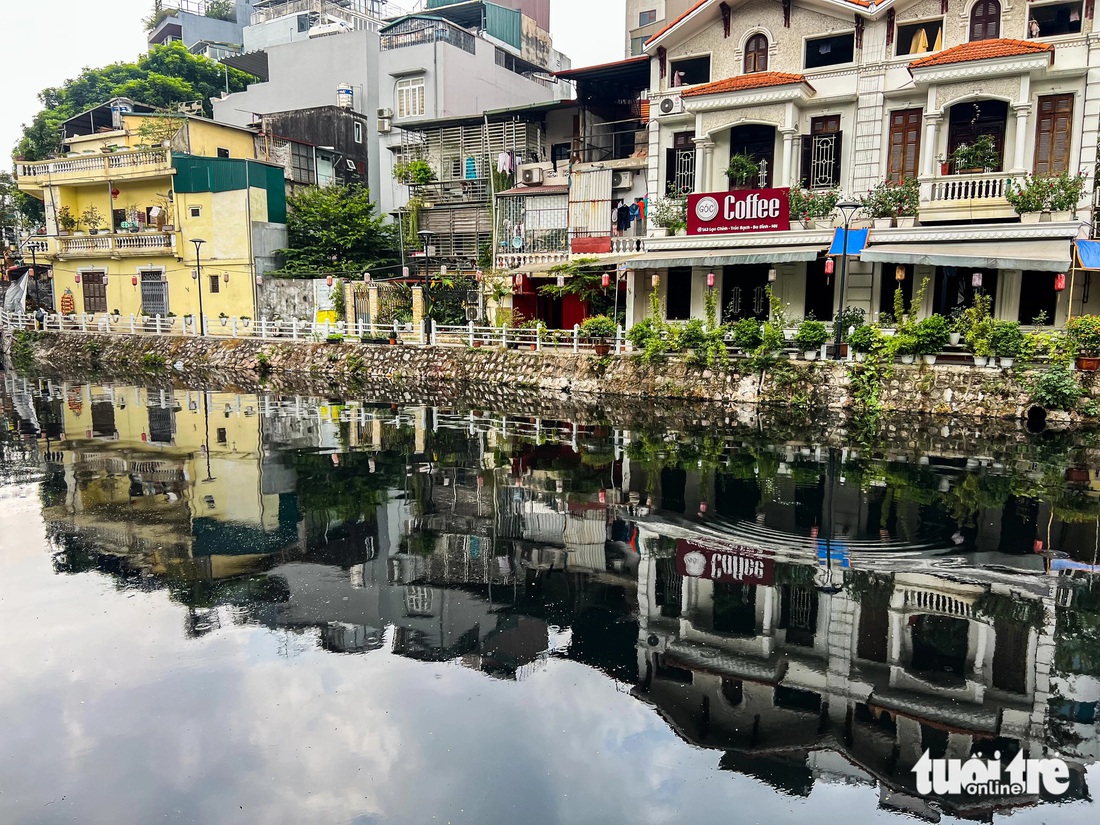 Không chỉ sông Tô Lịch, nhiều hồ lớn ở Hà Nội cũng đang cần 'cứu' vì ô nhiễm nghiêm trọng - Ảnh 1.