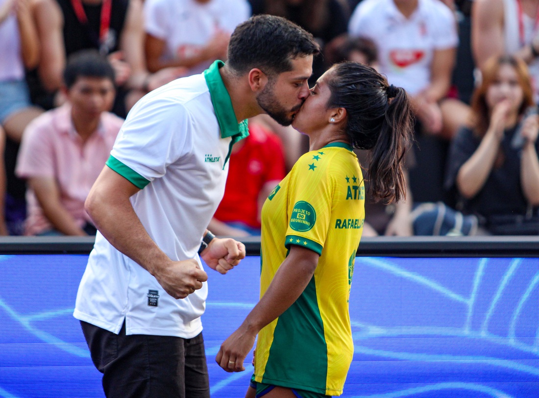 Chuyện tình ngọt ngào của nữ VĐV Brazil tại Giải teqball thế giới  - Ảnh 1.