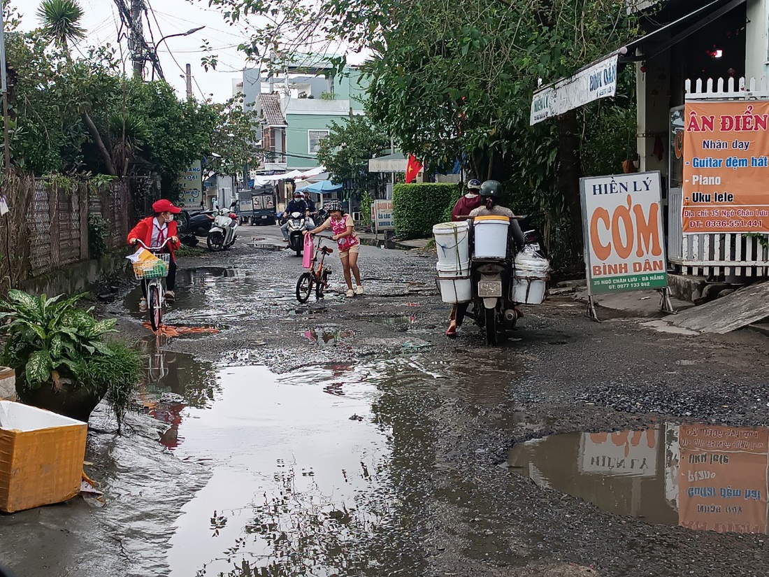 Đường Ngô Chân Lưu dày đặc &quot;lỗ trâu đầm&quot; trong thời gian dài, khiến người đi đường khốn khổ - Ảnh: MINH NGUYỄN