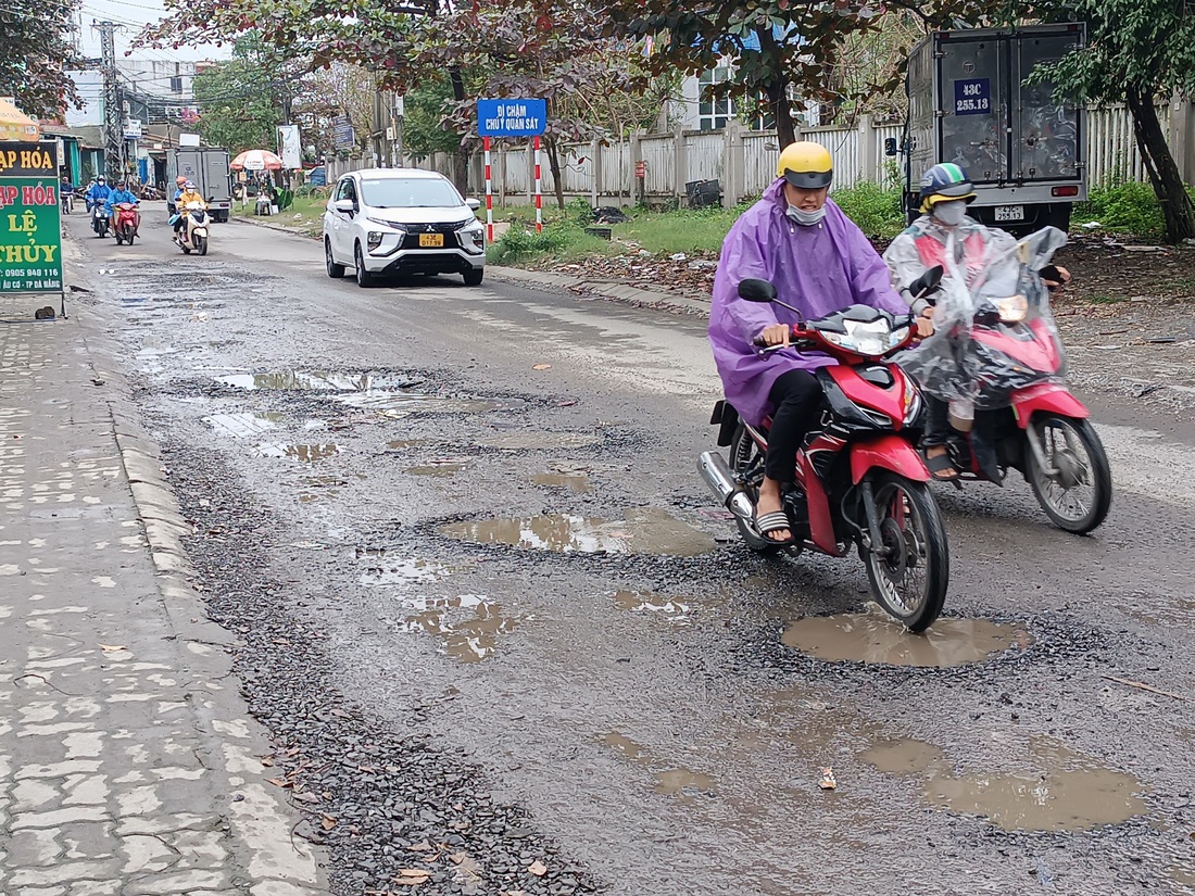 Đường Âu Cơ hư hỏng nặng khiến người dân đi lại khó khăn - Ảnh: MINH NGUYỄN