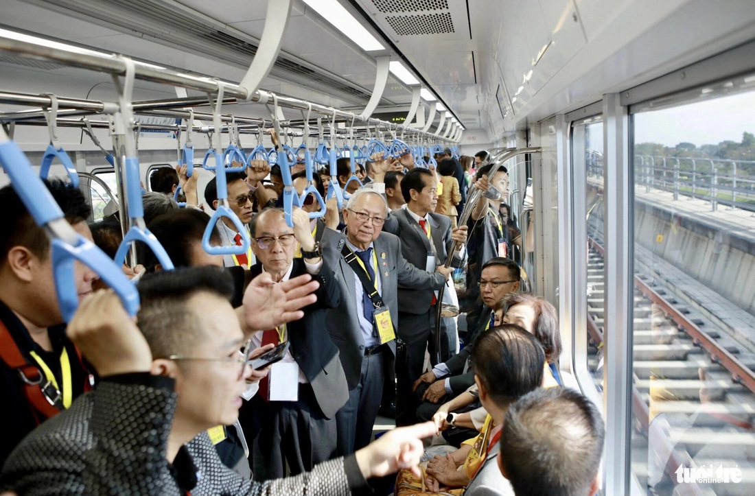 Các đại biểu kiều bào trải nghiệm tuyến metro Bến Thành - Suối Tiên - Ảnh: HỮU HẠNH