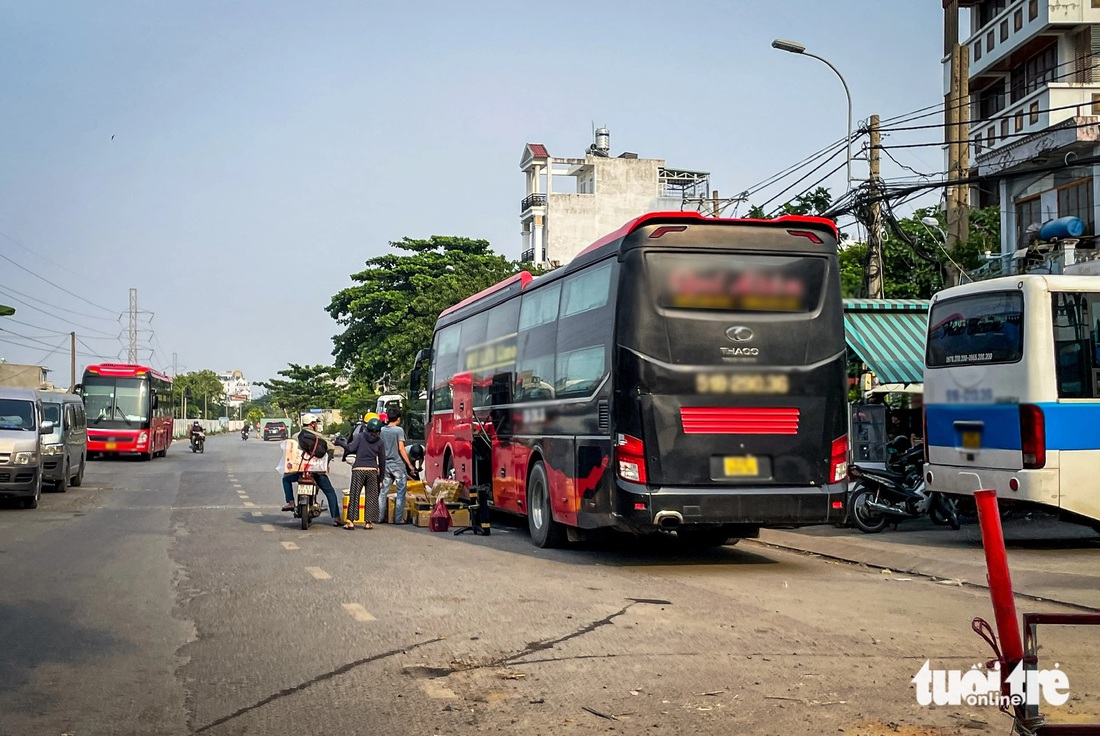 Tại “bến cóc” ở đường Kha Vạn Cân (phường Hiệp Bình Chánh, TP Thủ Đức), xe khách đậu dọc hai bên đường để chất hàng hóa, đón khách - Ảnh: CHÂU TUẤN