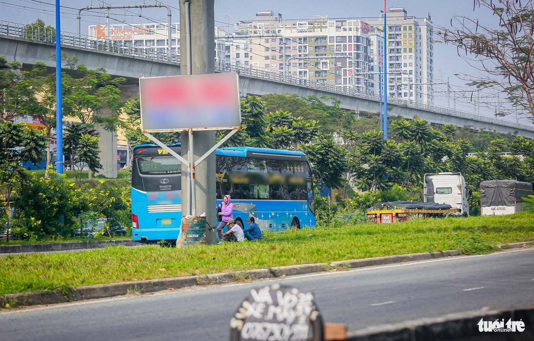 Xe trả khách ngay trên xa lộ Hà Nội (đoạn gần Nghĩa trang liệt sĩ TP.HCM), cách bến xe Miền Đông mới khoảng 1km - Ảnh: THU DUNG