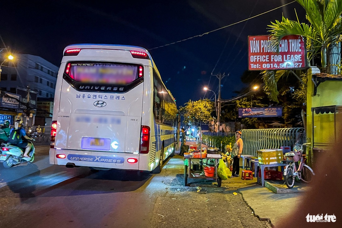 Tình trạng này thậm chí còn diễn ra phức tạp hơn vào các giờ cao điểm, xe cộ đông đúc gây mất trật tự an toàn giao thông - Ảnh: CHÂU TUẤN