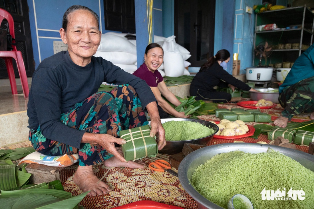 Làng Đại An Khê nổi tiếng vì bánh chưng, bánh tét có màu xanh ngọc bích lạ mắt - Ảnh: HOÀNG TÁO