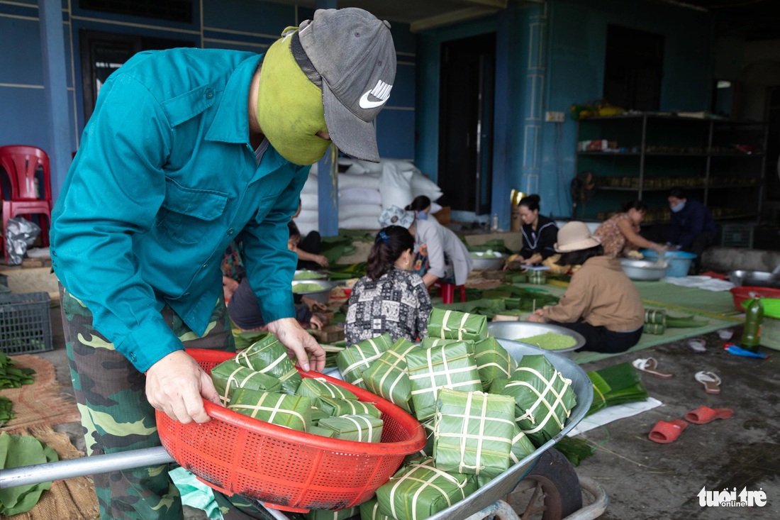 Sản lượng bánh tăng, làm hết công suất nhưng vẫn không đủ đáp ứng - Ảnh: HOÀNG TÁO