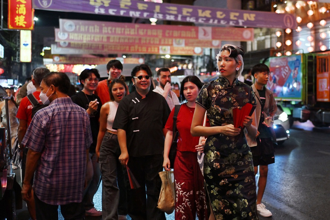 Người dân thủ đô Bangkok, Thái Lan xuống đường du xuân đêm 30, rạng sáng mùng 1 Tết - Ảnh: AFP