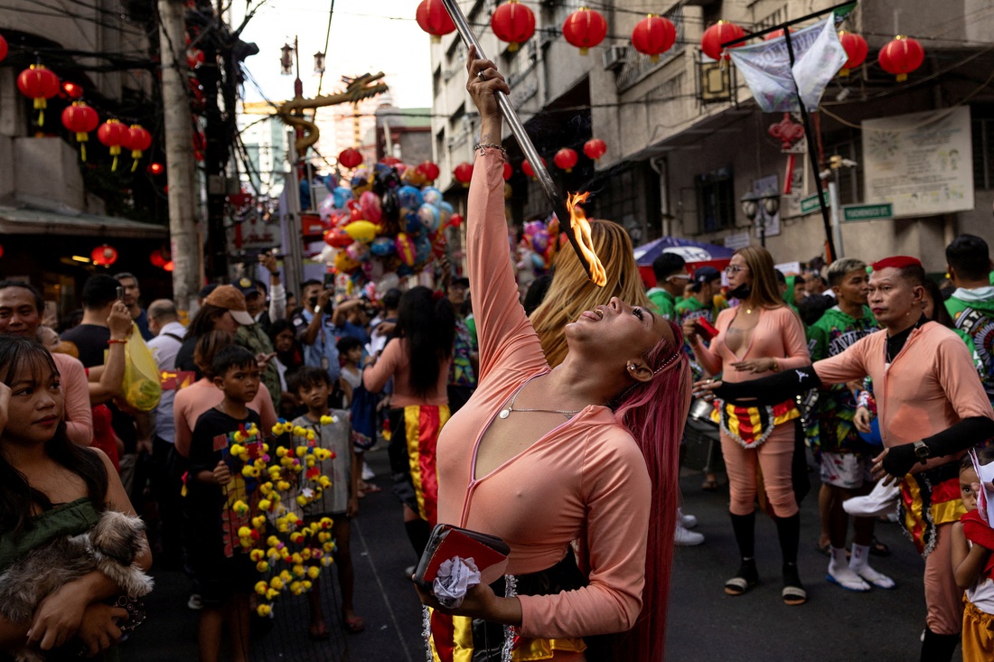 Biểu diễn xiếc trên đường phố Manila ngày mùng 1 Tết - Ảnh: REUTERS