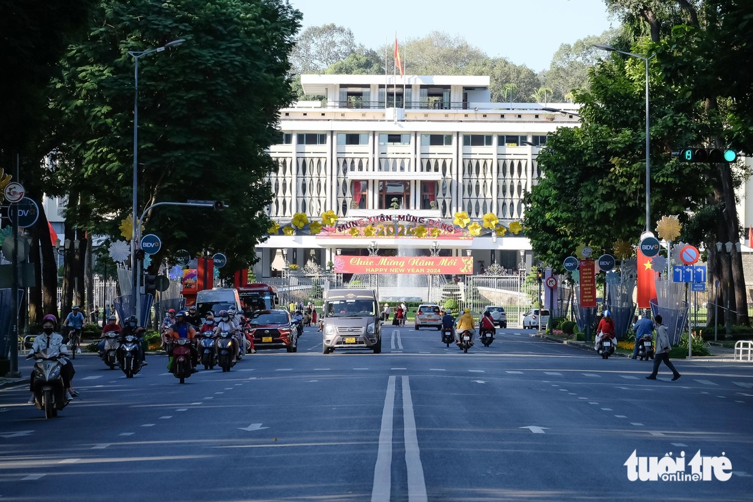 Đường Lê Duẩn (quận 1) hướng về Dinh Độc Lập vắng vẻ sáng mùng 2 Tết