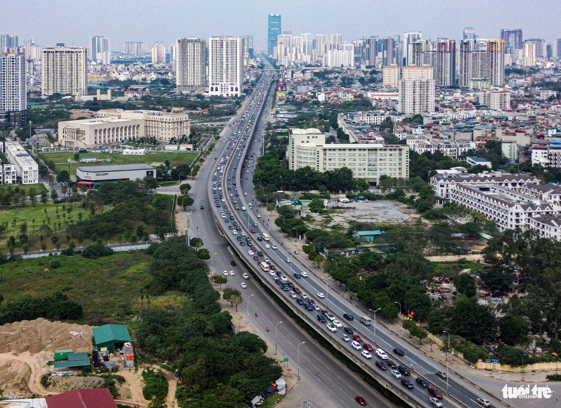 Từ sáng sớm, phương tiện lưu thông trên đường vành đai 3 hướng ra khỏi thành phố đã tăng cao