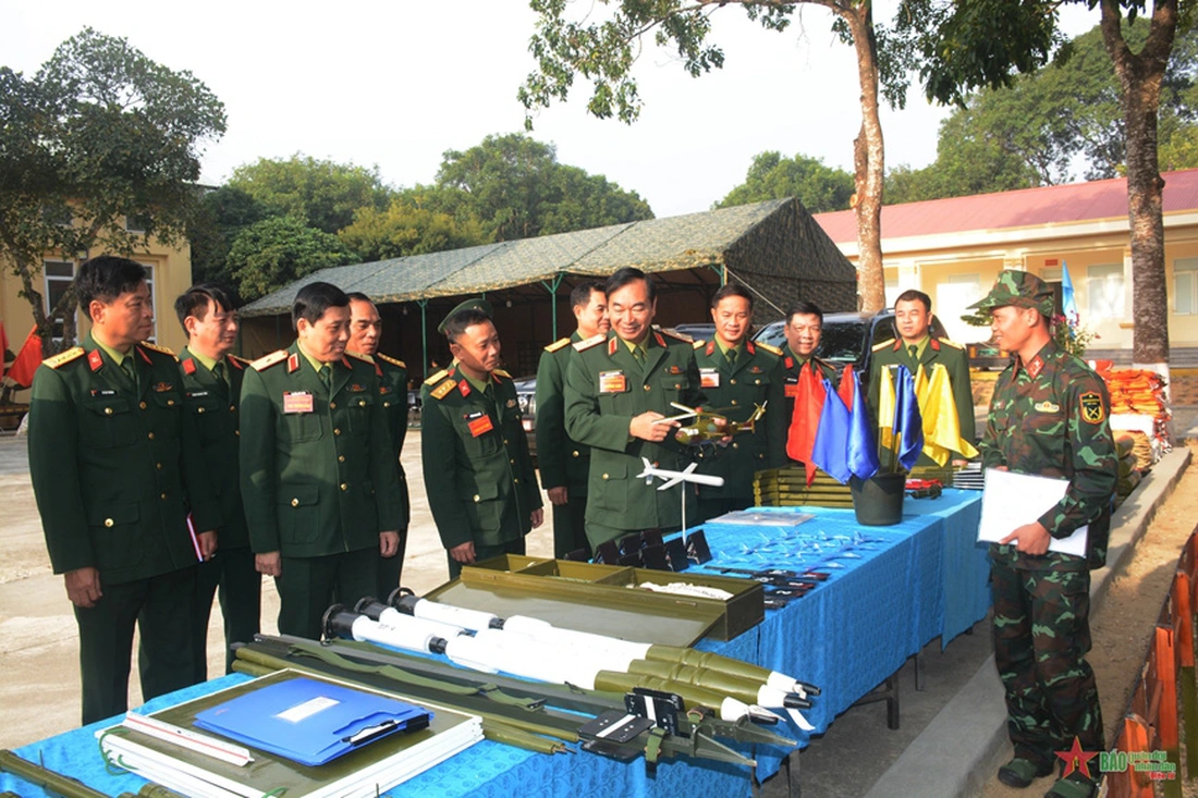 Lãnh đạo, chỉ huy Quân đoàn 12 tham quan khu vực trưng bày sáng kiến, mô hình học cụ phục vụ cho nhiệm vụ huấn luyện, sẵn sàng chiến đấu - Ảnh: QĐND