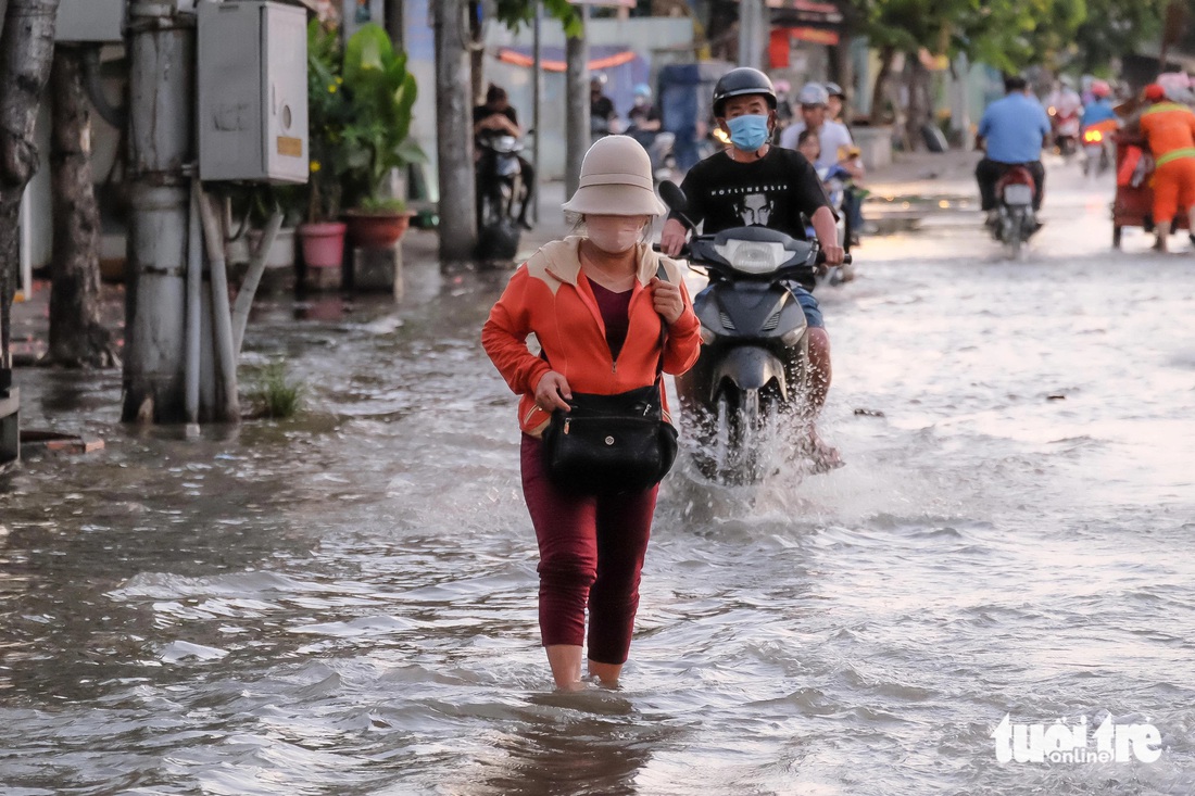 Một người dân lội nước đi về nhà