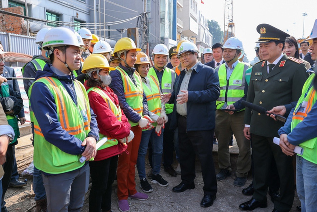 Thủ tướng trò chuyện, động viên cán bộ, công nhân đang làm việc trên công trường - Ảnh: VGP