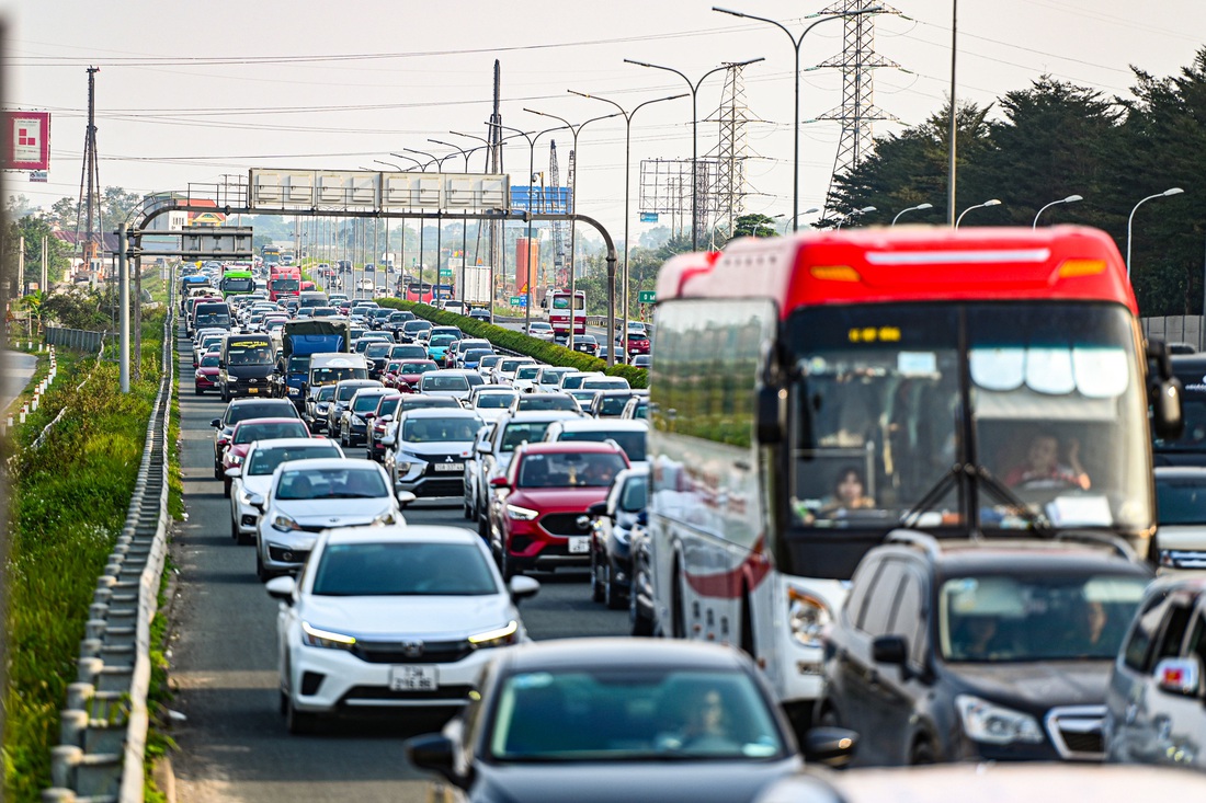 Dễ dàng thấy nhiều xe đi vào làn dừng khẩn cấp. Một số xe sau đó chuyển làn đột ngột khiến tình hình thêm hỗn loạn 