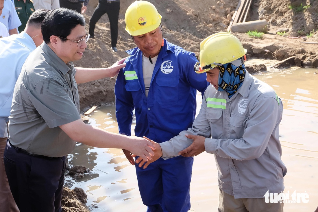 Thủ tướng trò chuyện, động viên cán bộ, công nhân đang làm việc trên công trường