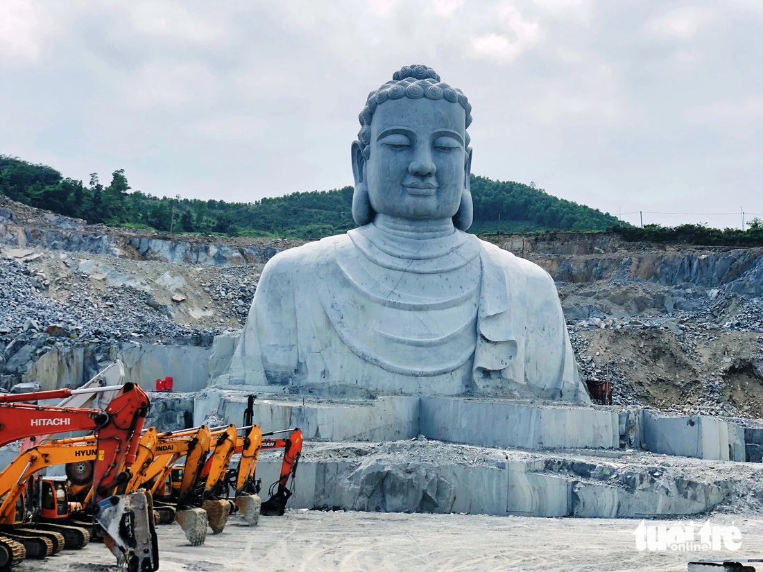 Tượng Phật được thi công nhiều năm đến nay vẫn chưa hoàn tất - Ảnh: ĐOÀN CƯỜNG