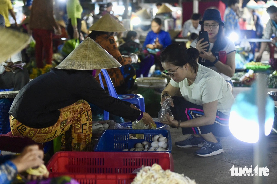 Nhờ nét đặc biệt ngay ngắn và độc đáo này mà chợ Vị Thanh thu hút được nhiều du khách đến tham quan mua sắm